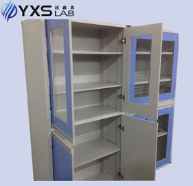 Gabinete de almacenamiento de las sustancias químicas del laboratorio médico