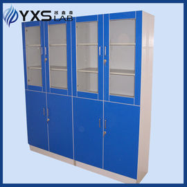 Gabinete de almacenamiento de las sustancias químicas del laboratorio médico